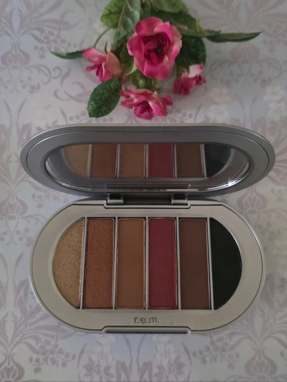 R.E.M. Beauty (Ariana Grande) Midnight Shadows Eyeshadow Palette in Principessa